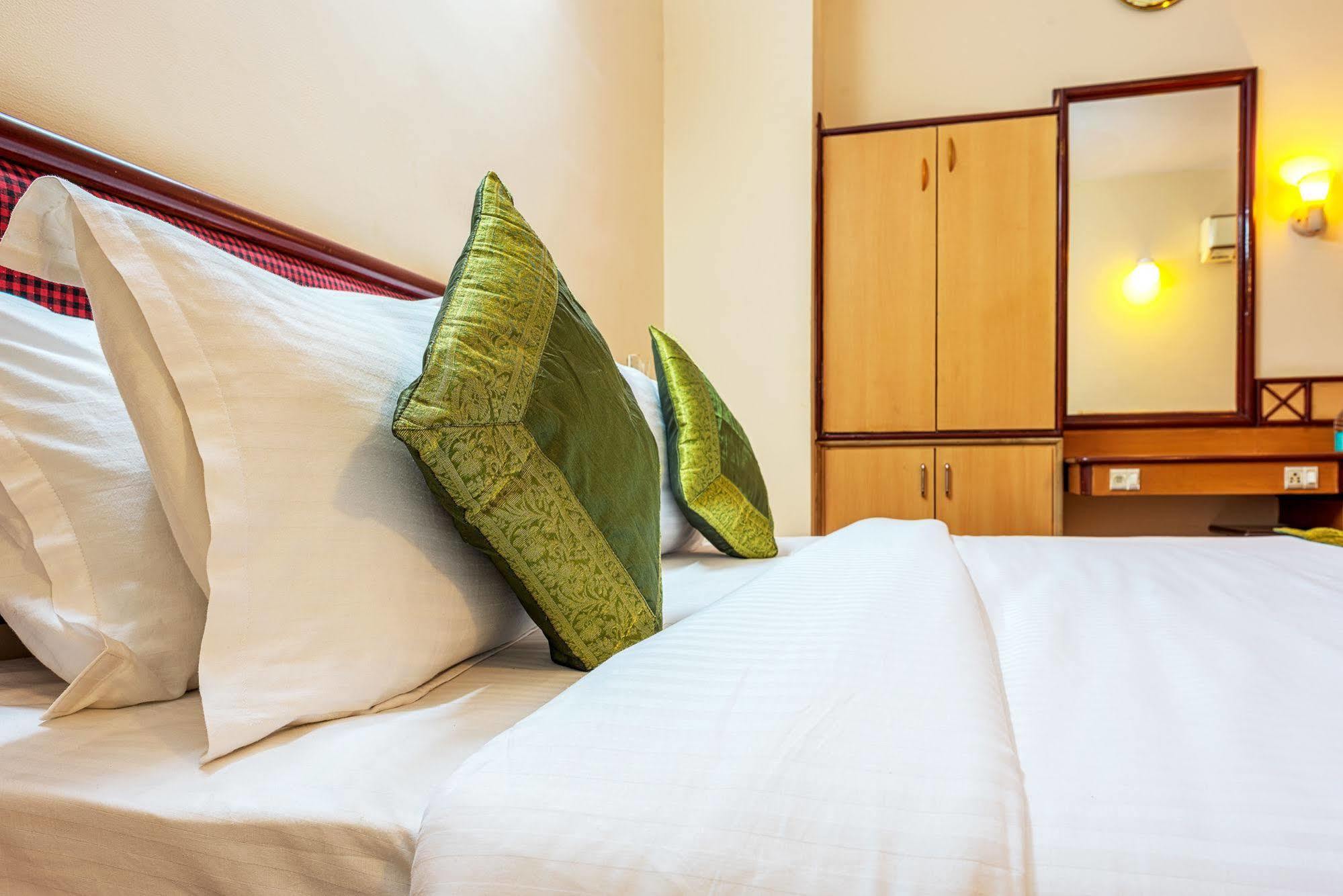 Hotel Saaket Residency Visakhapatnam Eksteriør billede
